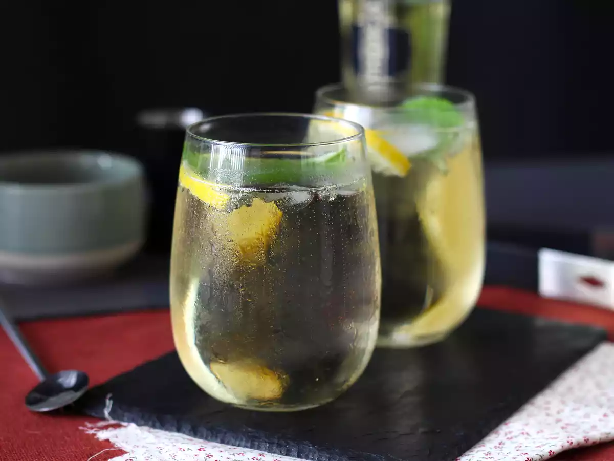 St-germain spritz with elderflower liqueur, the ultra-fresh summer cocktail - photo 4