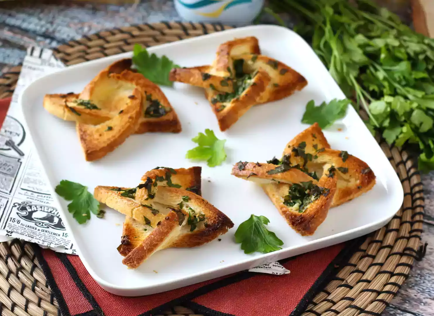Star-shaped garlic bread recipe using sandwich bread
