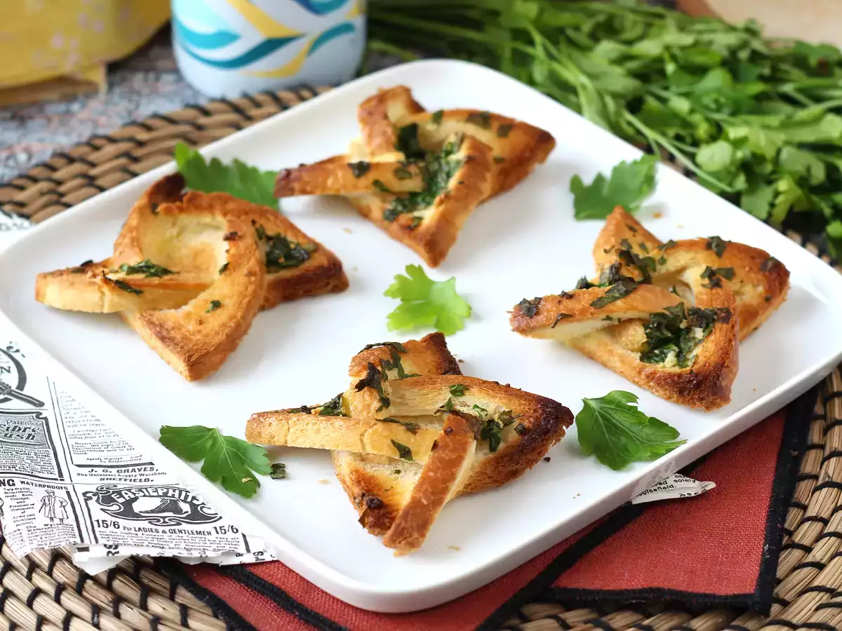Star-shaped garlic bread with sandwich bread - photo 2