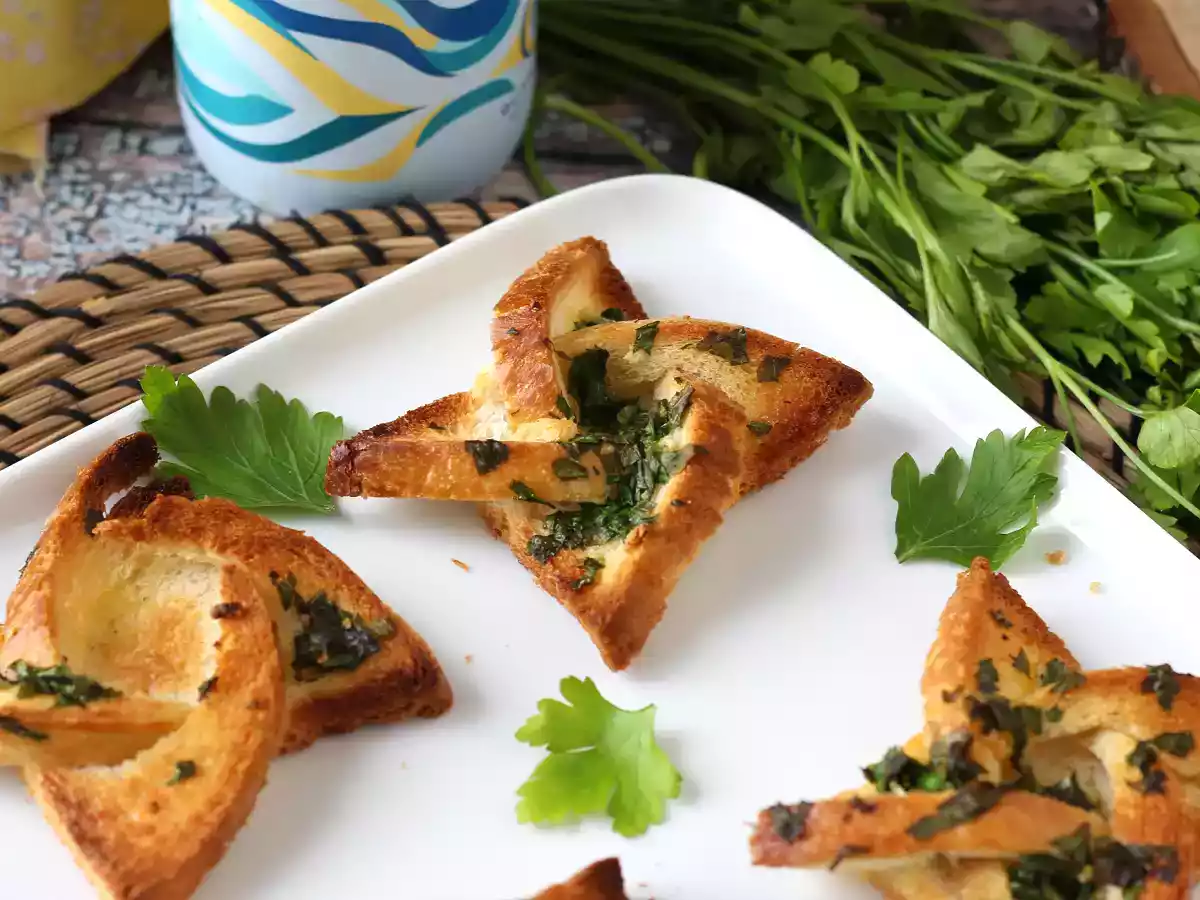 Star-shaped garlic bread with sandwich bread - photo 3