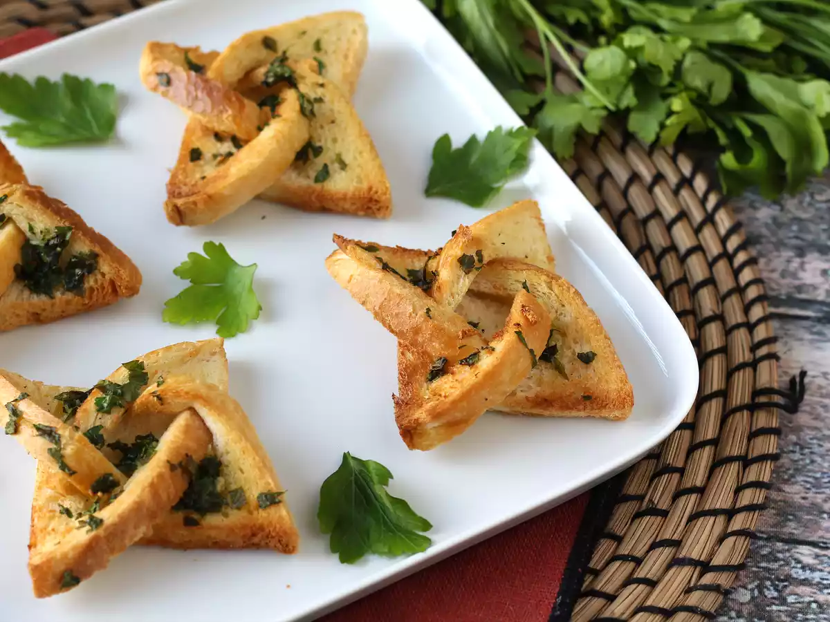 Star-shaped garlic bread with sandwich bread - photo 4