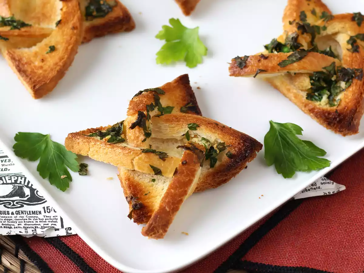Star-shaped garlic bread with sandwich bread - photo 5