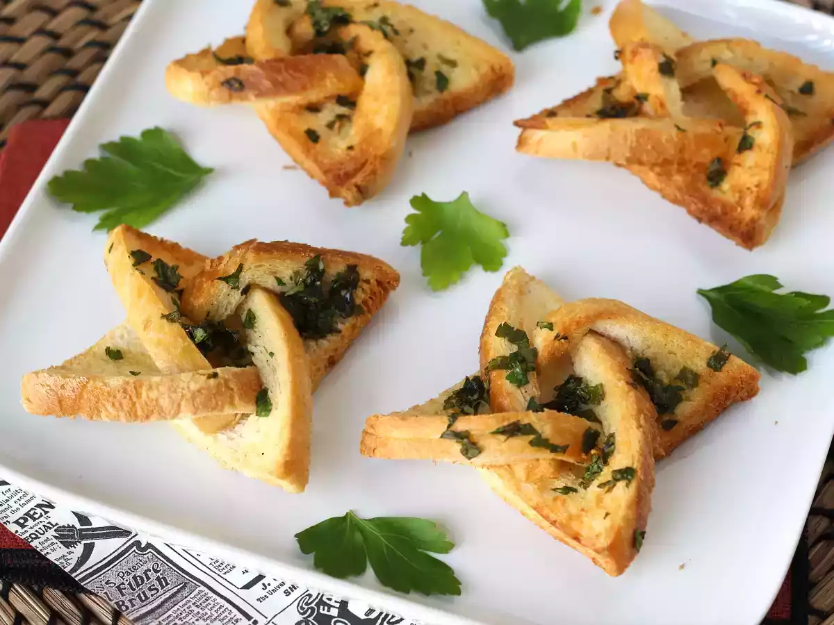 Star-shaped garlic bread with sandwich bread - photo 6