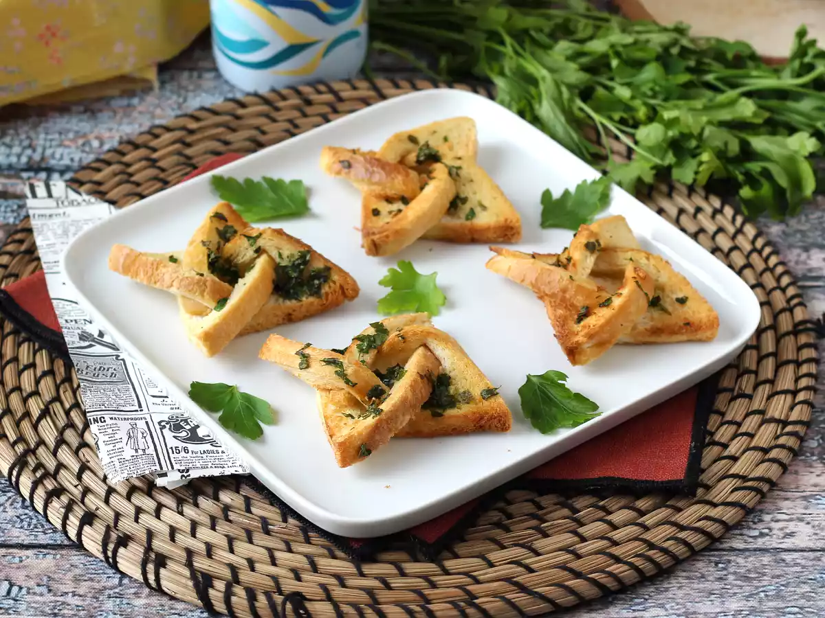 Star-shaped garlic bread with sandwich bread - photo 7