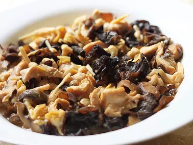 Steam sliced chicken breast meat with dried lily buds, mushrooms & black fungus