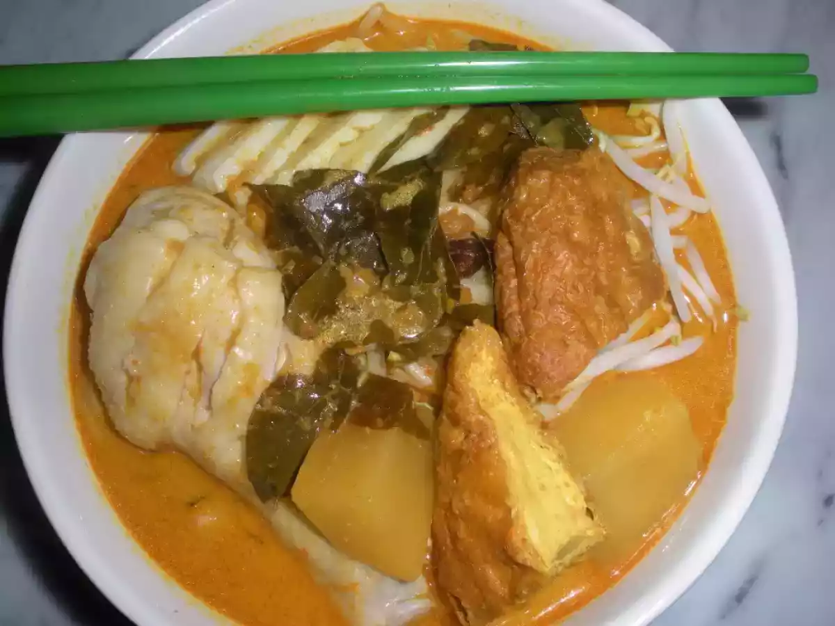 Steamed Chicken Curry Noodles