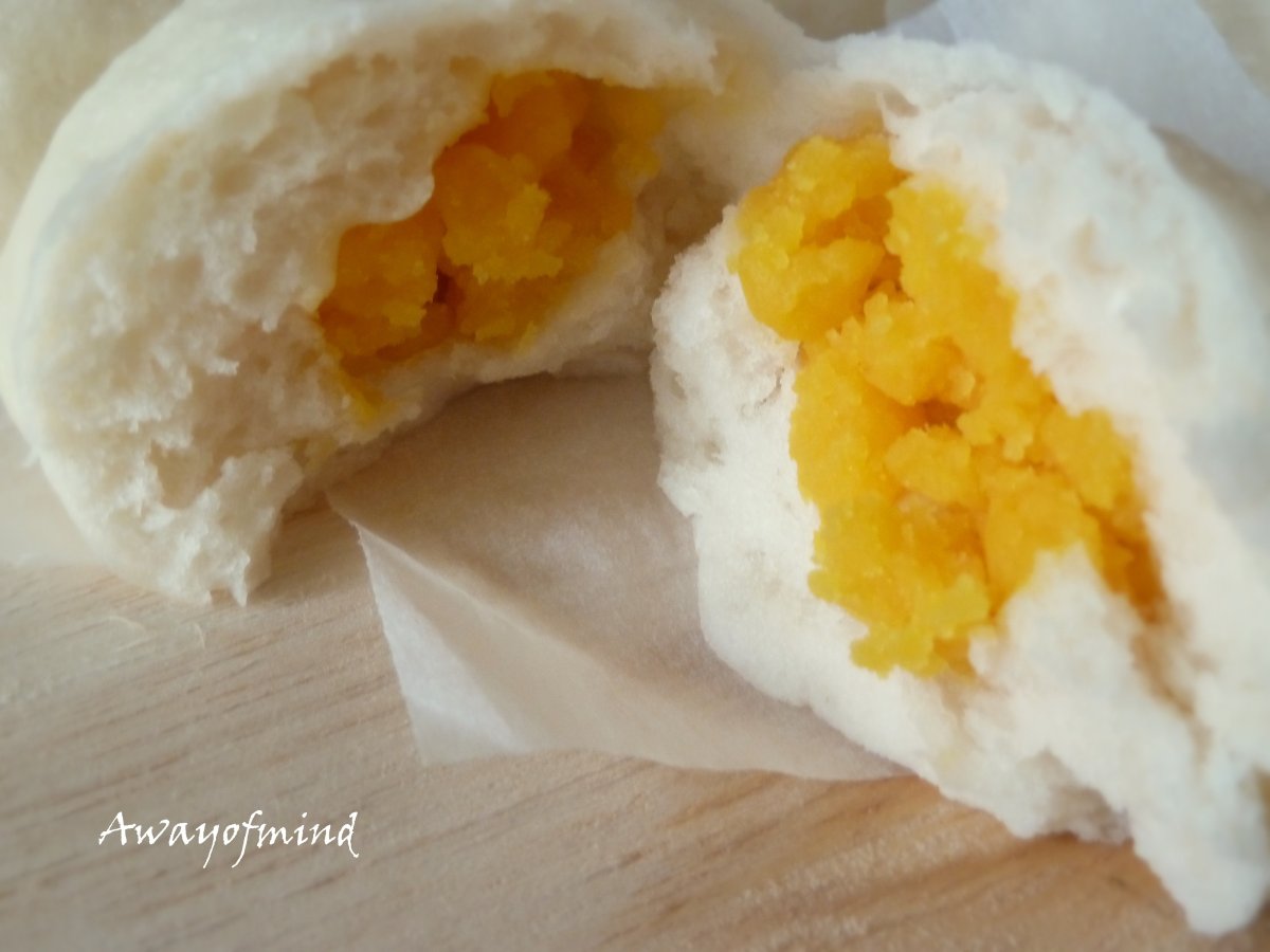 Steamed Creamy Custard Bun 奶黄包 (Nai Huang Bao)