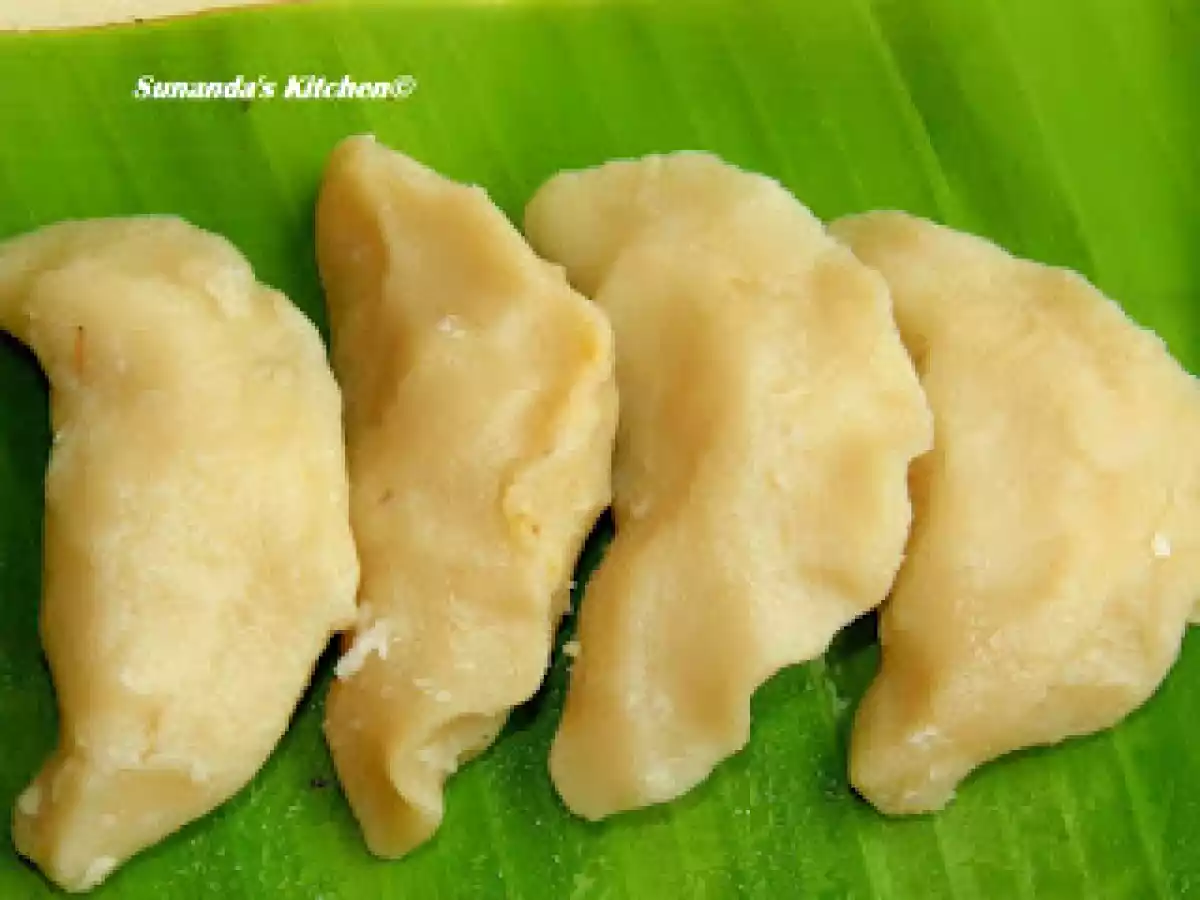 Steamed Puli pithe (Sheddho Puli)