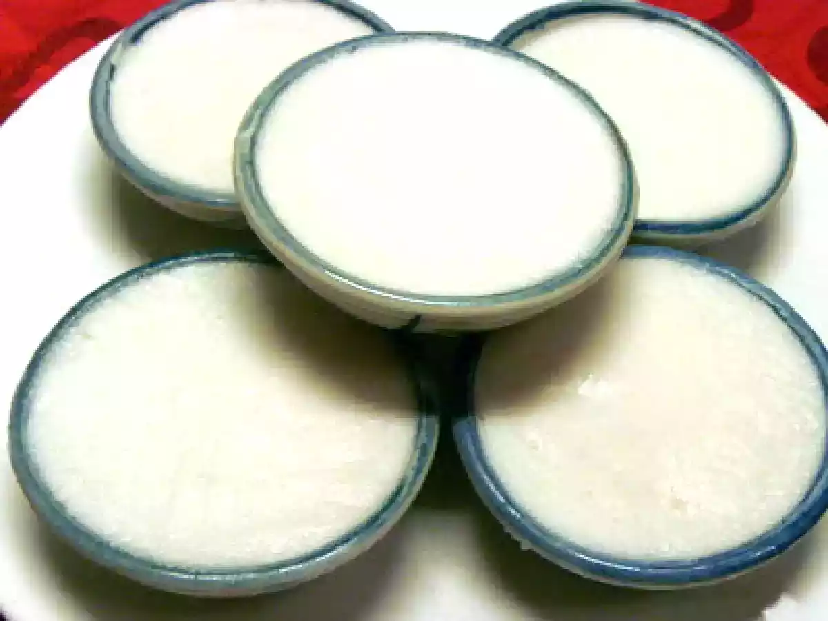 Sticky rice cake (Khanom Thuay)