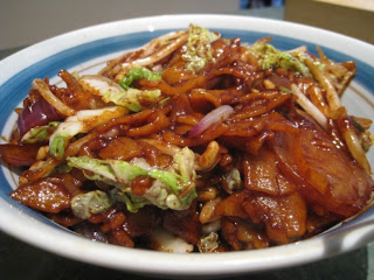 Stir-Fried Rice Noodles with Red Onions, Bean sprouts and Ginger