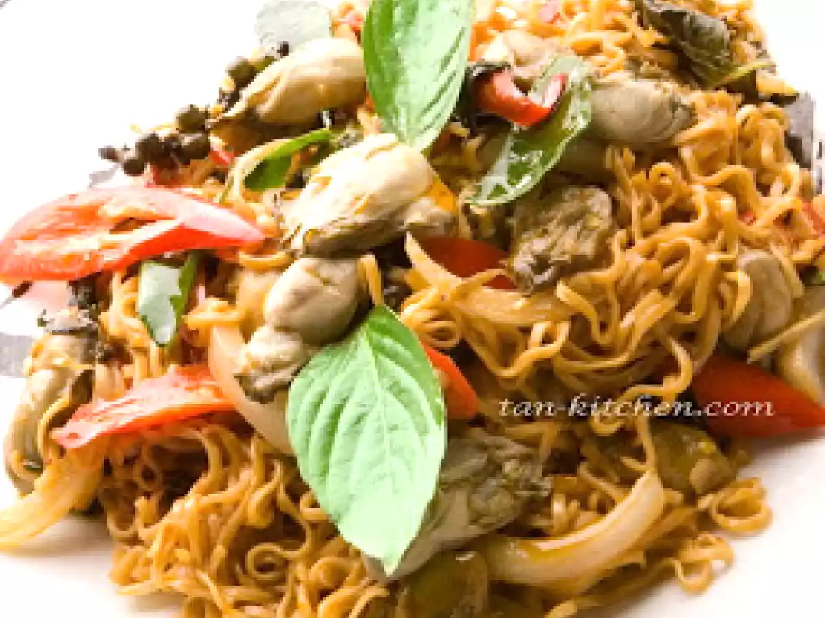 Stir Fried Sizzle Instant noodle with Oyster (Pad Cha mama kab Hoi Nang Rom)