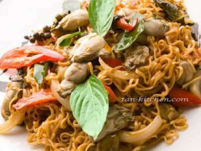 Stir Fried Sizzle Instant noodle with Oyster (Pad Cha mama kab Hoi Nang Rom)