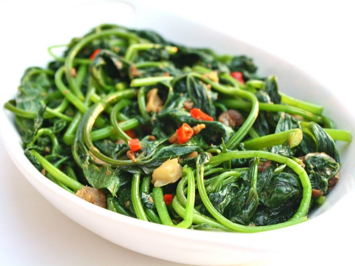 Stir-Fry Sweet Potato Leaves With Roasted Shrimp Paste