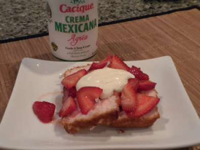 Strawberries & Cacique Crema Mexicana Agria