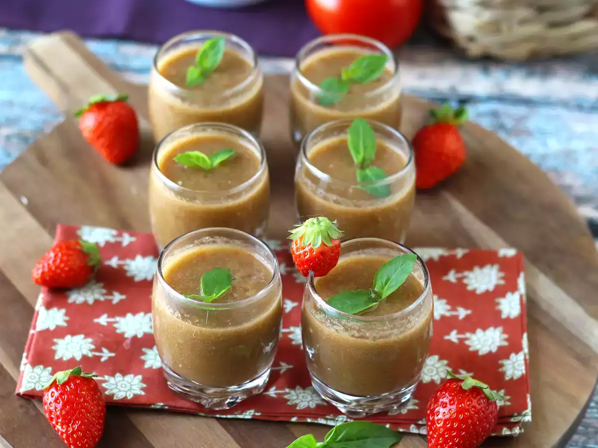Strawberry and tomato gazpacho: a fresh and original summer appetizer - photo 2