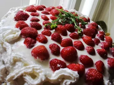 Strawberry Cake Mansikkatäytekakku
