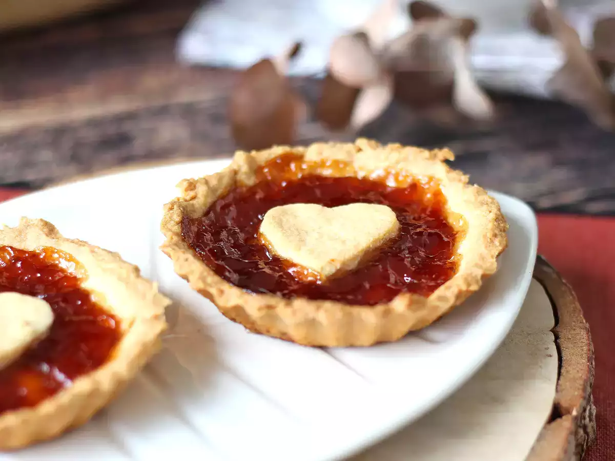 Strawberry jam Valentine's Day tarts: homemade romantic treats - photo 2