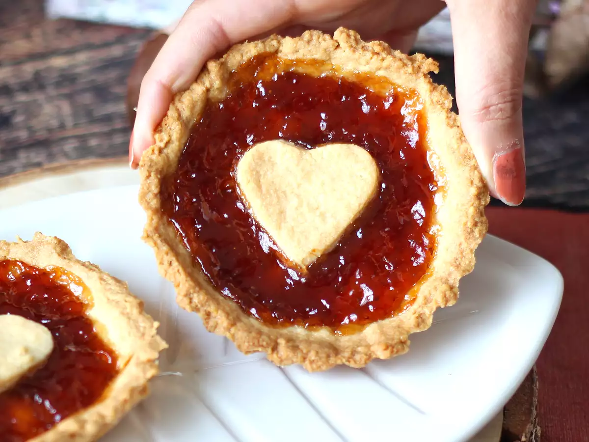 Strawberry jam Valentine's Day tarts: homemade romantic treats - photo 4