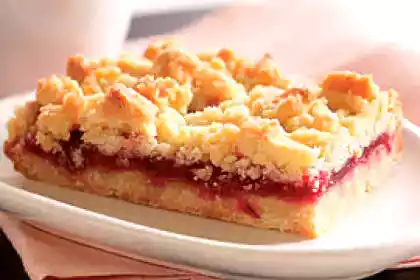 Strawberry streusel bars recipe - easy homemade dessert