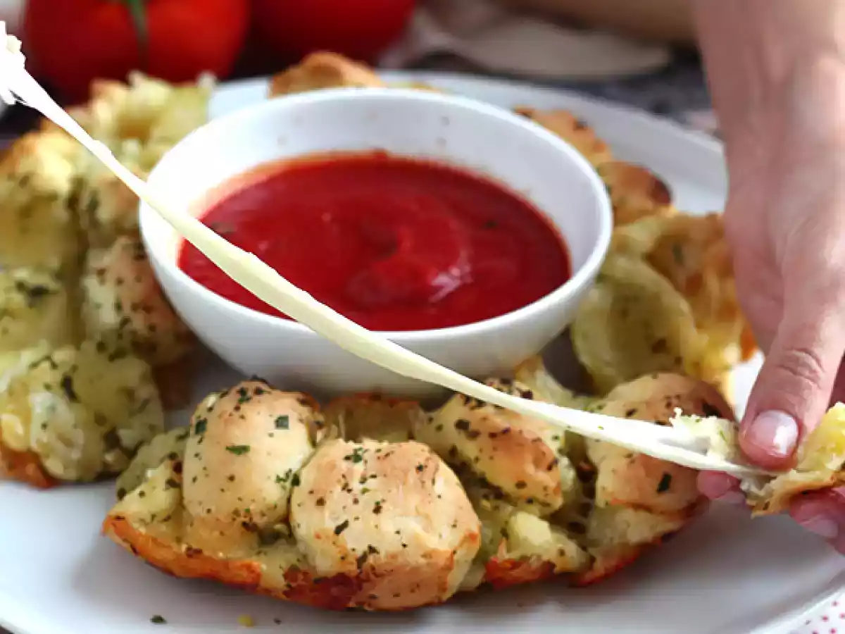 Stuffed mozzarella pizza crown