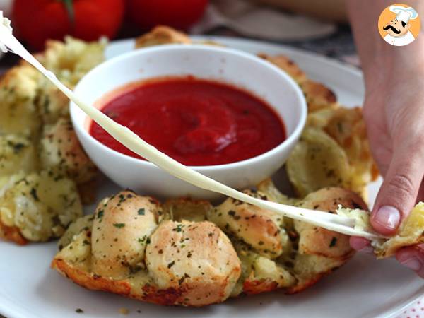 Stuffed mozzarella pizza crown