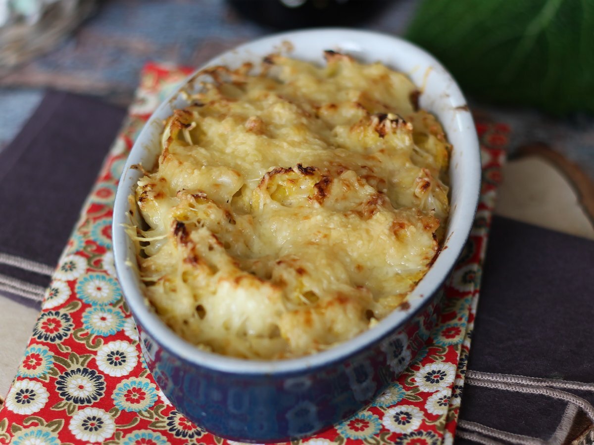 Super comforting curly kale, béchamel and cheese gratin!