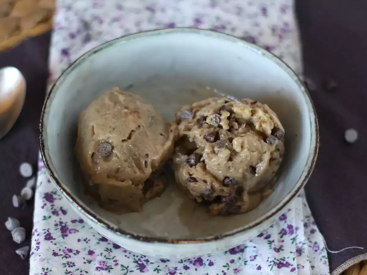 Super-easy vegan banana ice cream with a cookie dough flavor! Vegan Cookie Dough - photo 2