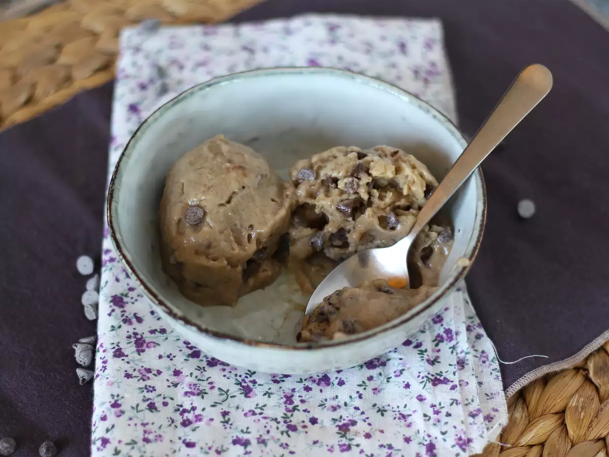 Super-easy vegan banana ice cream with a cookie dough flavor! Vegan Cookie Dough - photo 3