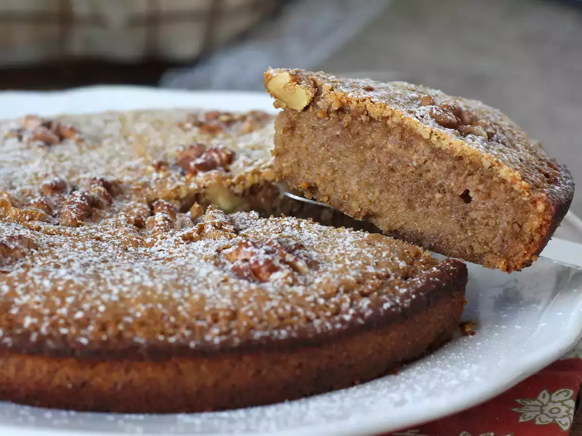 Super-easy walnut cake with just 4 ingredients