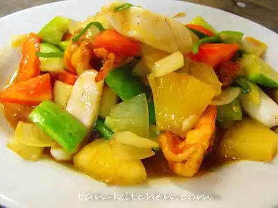 Sweet and sour seafood recipe (pad preaw wan tha-lay)
