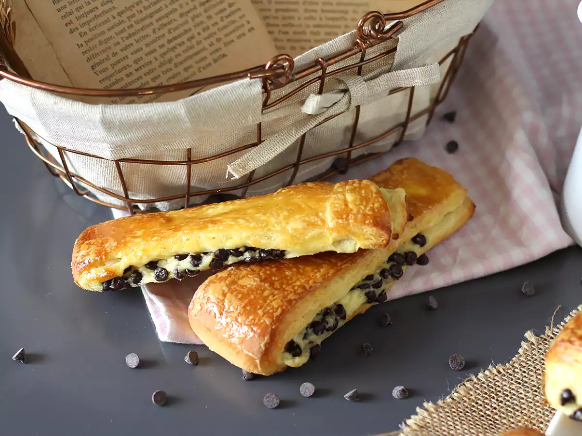 Swiss brioche - A brioche stuffed with vanilla custard and chocolate chips - photo 2