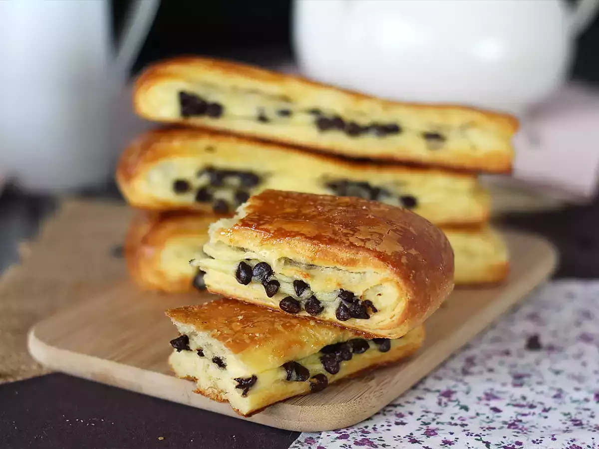 Swiss brioche - A brioche stuffed with vanilla custard and chocolate chips - photo 3