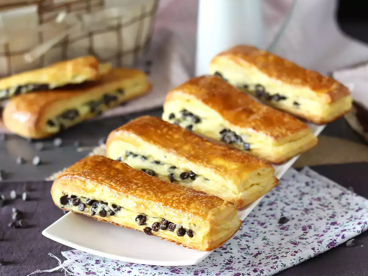 Swiss brioche - A brioche stuffed with vanilla custard and chocolate chips - photo 4