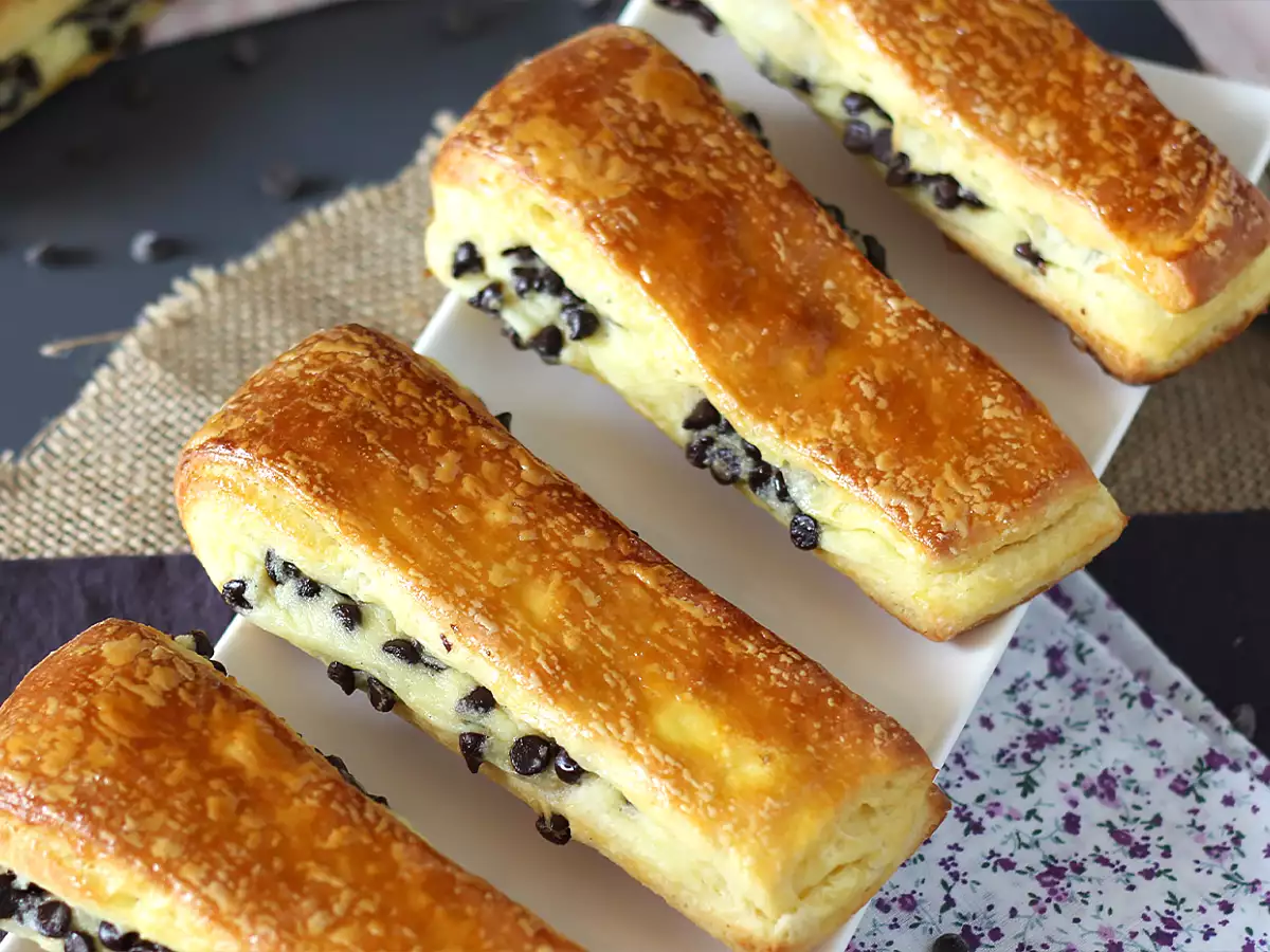 Swiss brioche - A brioche stuffed with vanilla custard and chocolate chips - photo 6