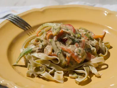 Tagliatelle with vegetable-cheese sauce