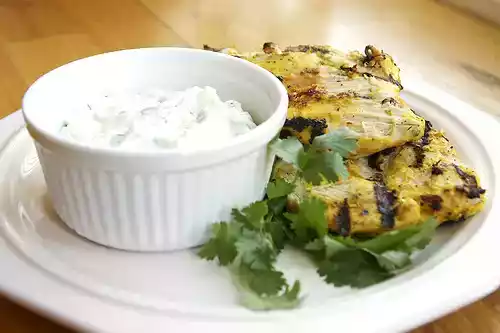 Tandoori chicken with yogurt sauce