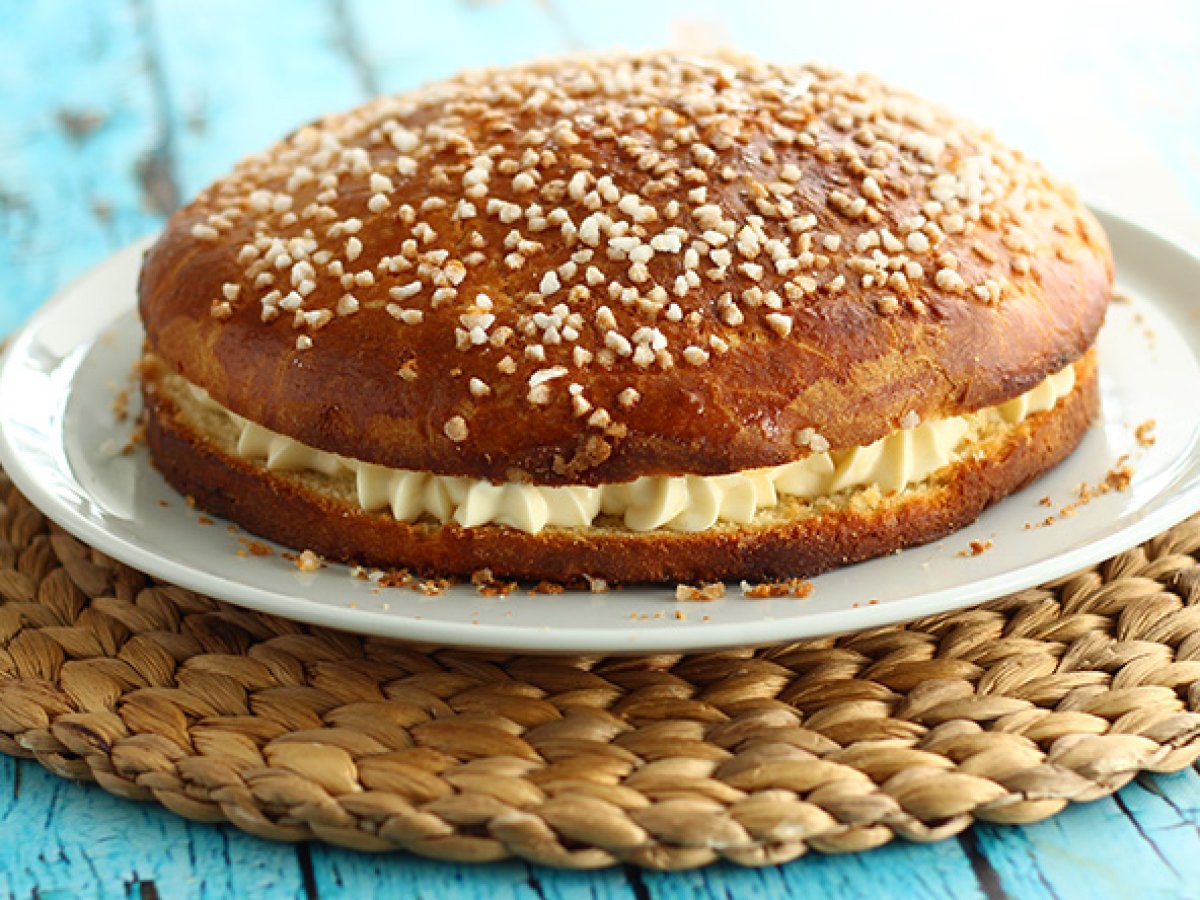 Tarte tropézienne, a French brioche dessert