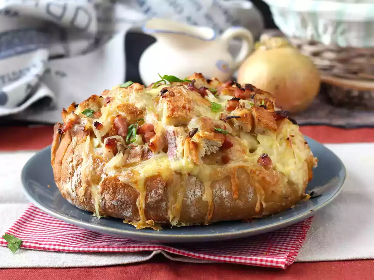 Tartiflette-style stuffed hedgehog bread - photo 4
