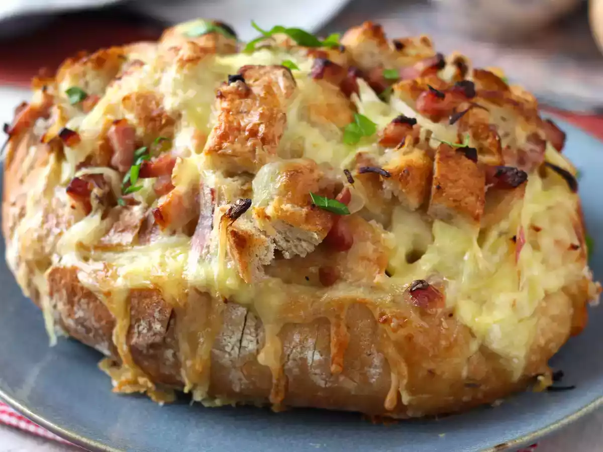 Tartiflette-style stuffed hedgehog bread - photo 5