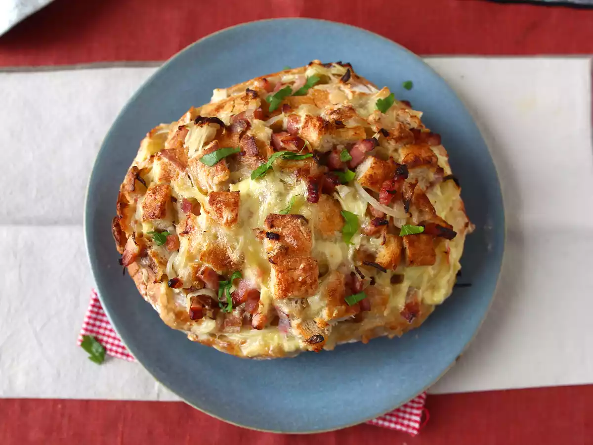 Tartiflette-style stuffed hedgehog bread - photo 6