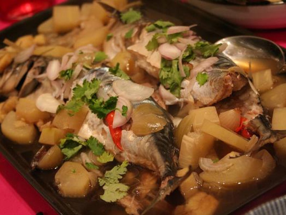 Thai Green Papaya Salad, Mackerel Braised with Green Papaya, and Pork and Green Bean curry - photo 3