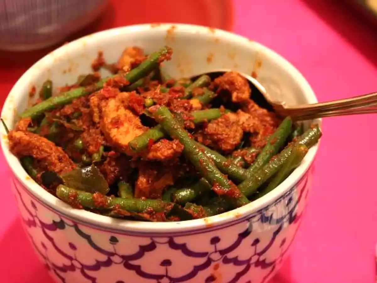 Thai Green Papaya Salad, Mackerel Braised with Green Papaya, and Pork and Green Bean curry - photo 4