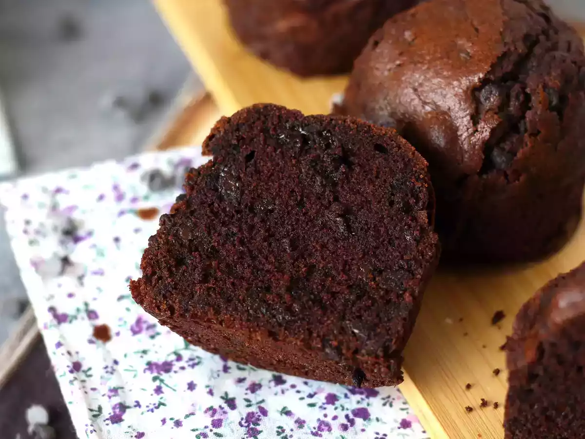 The best chocolate muffins: huge and fluffy - photo 2