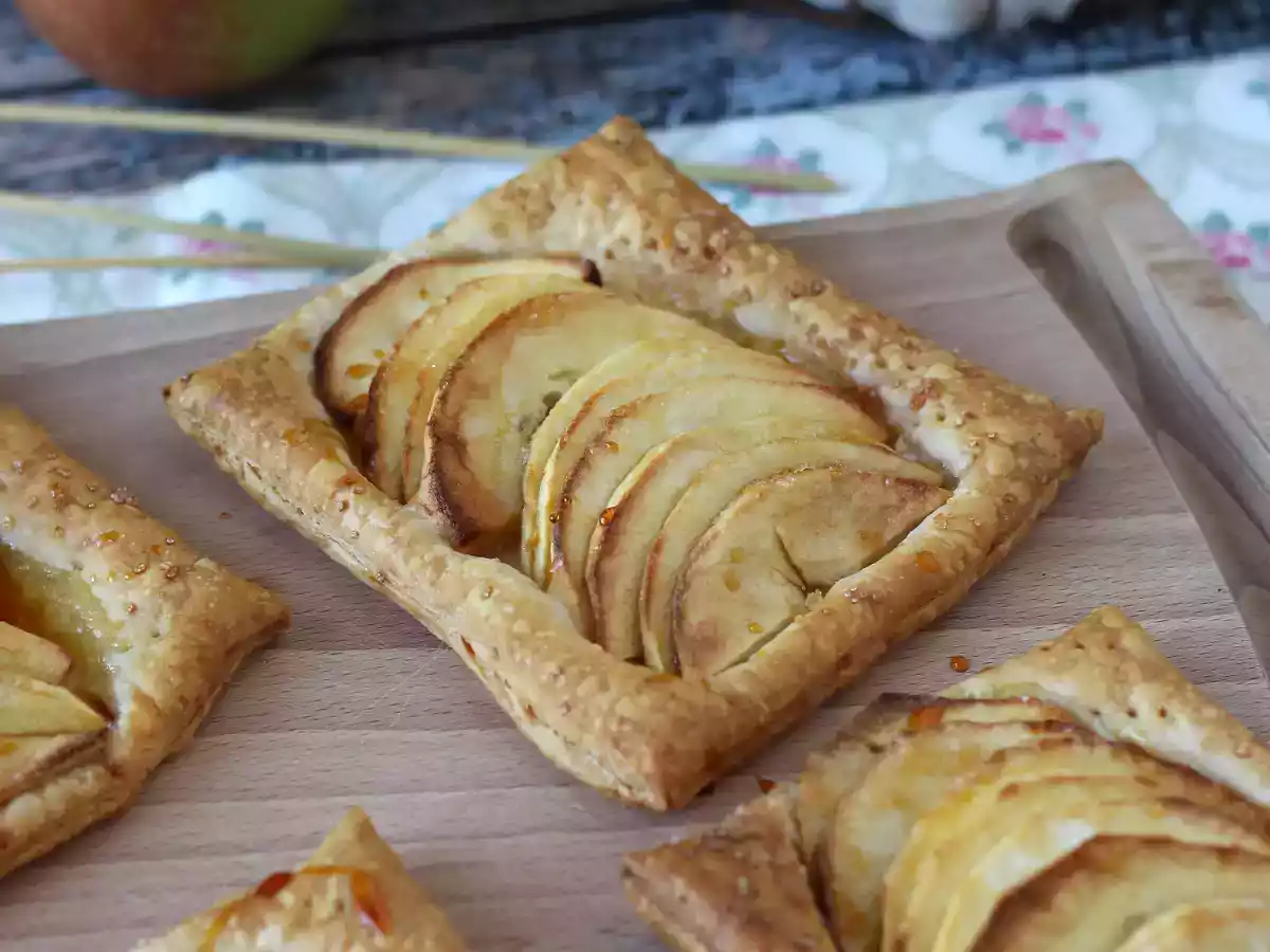 Thin apple pies