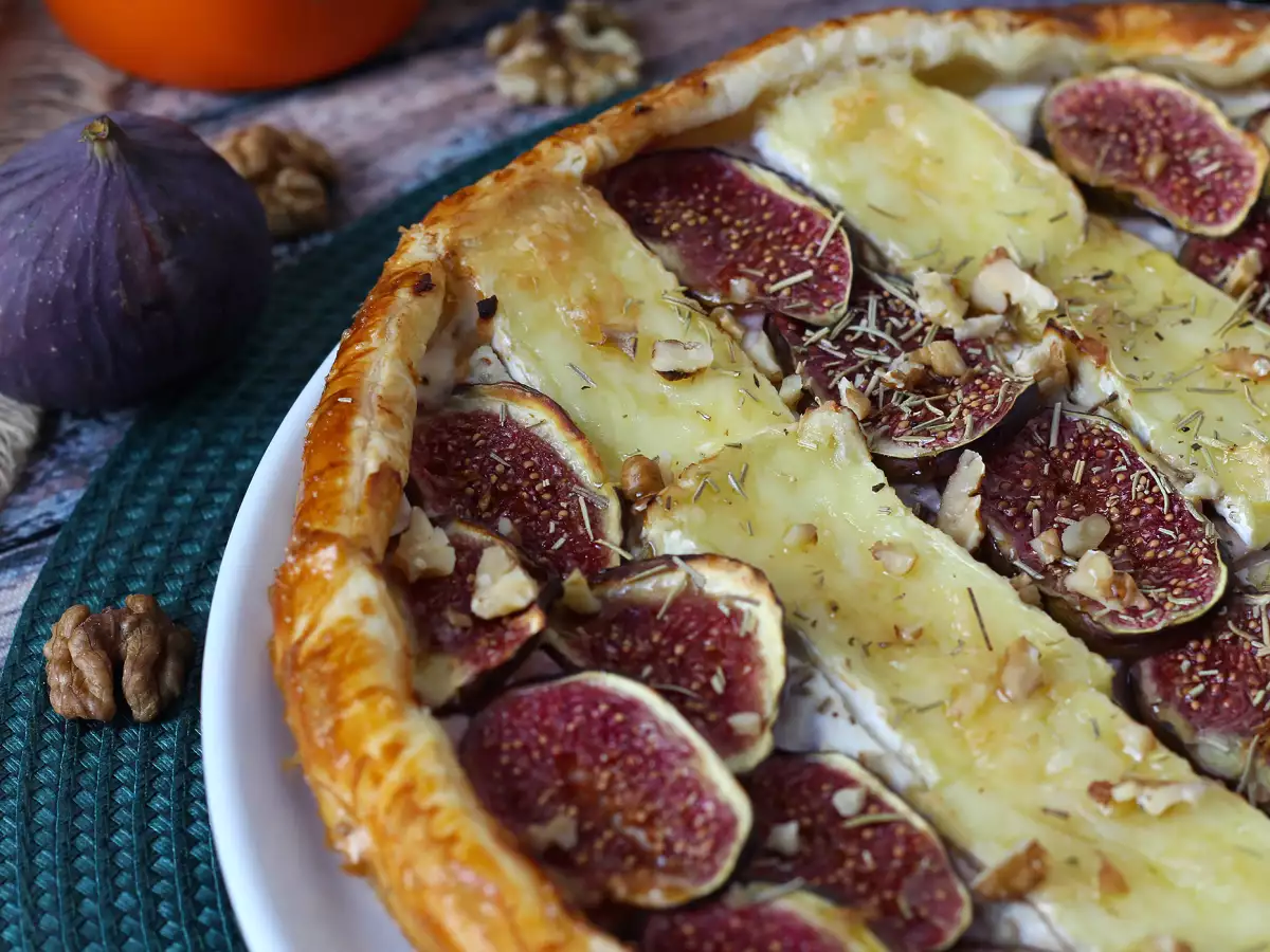 Thin-crust tart with figs, brie, and walnuts - photo 4