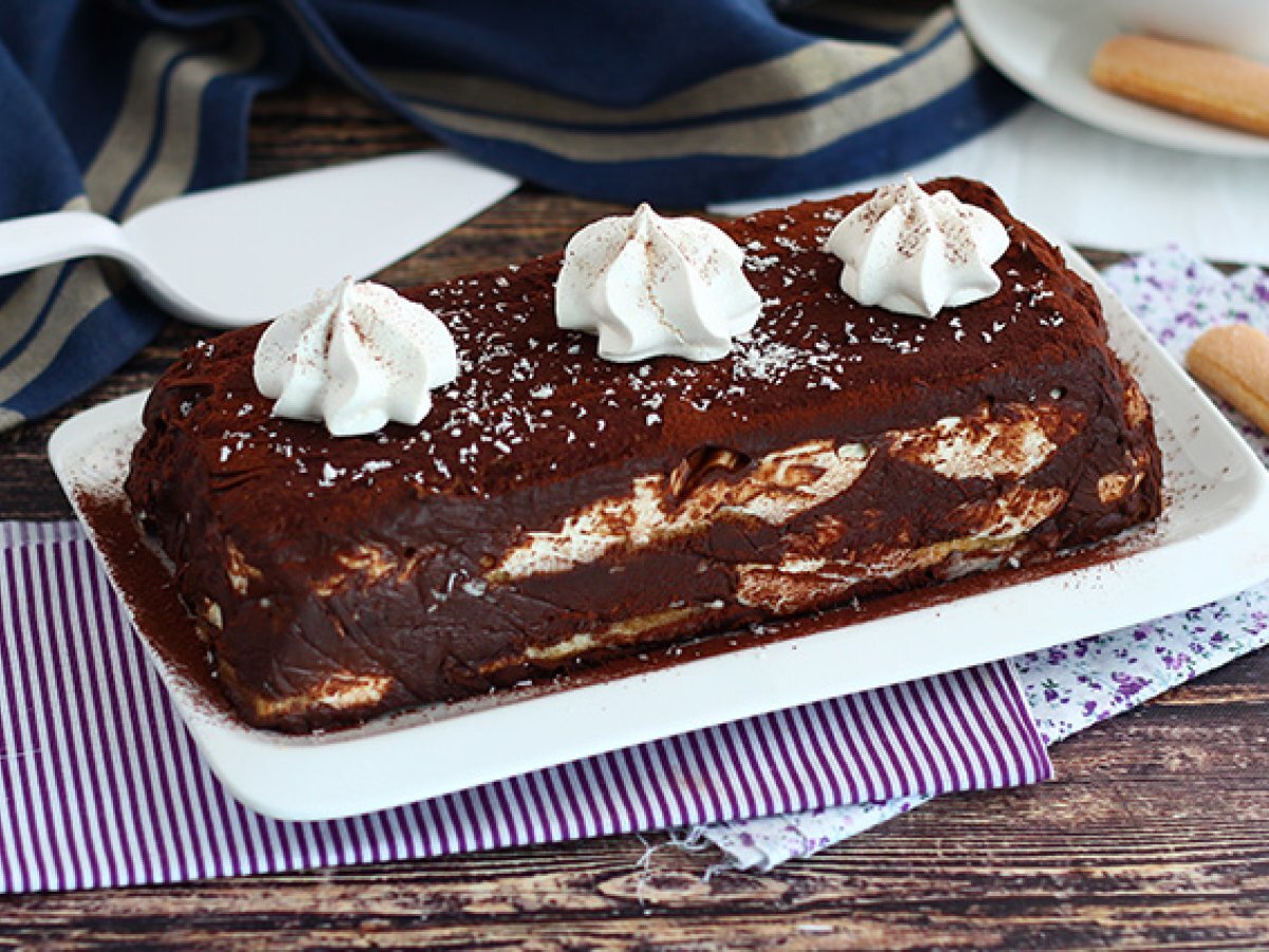 Tiramisu cake log