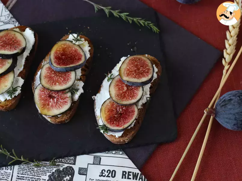 Toast with figs, goat cream cheese, honey and rosemary, photo 1