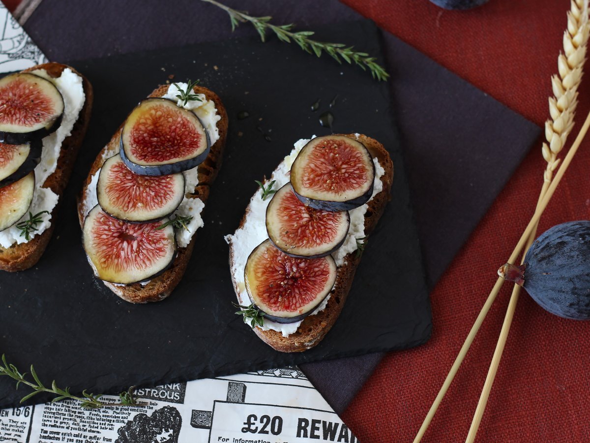 Toast with figs, goat cream cheese, honey and rosemary