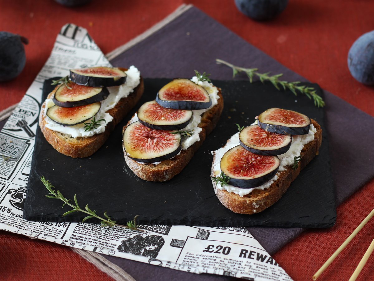 Toast with figs, goat cream cheese, honey and rosemary - photo 2