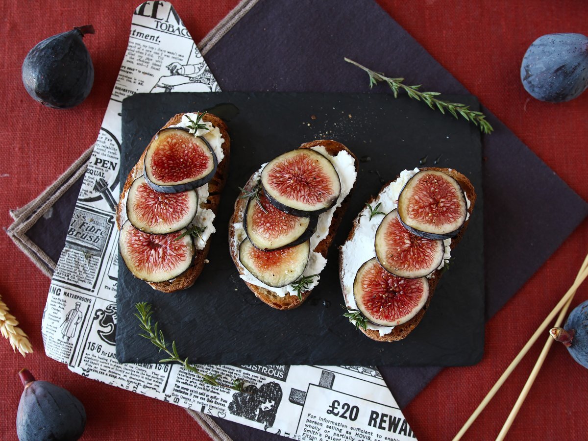 Toast with figs, goat cream cheese, honey and rosemary - photo 4